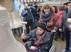 Marie-Rose Bouzinac, 95 ans, fait retentir le premier son de cloche à Larroque
