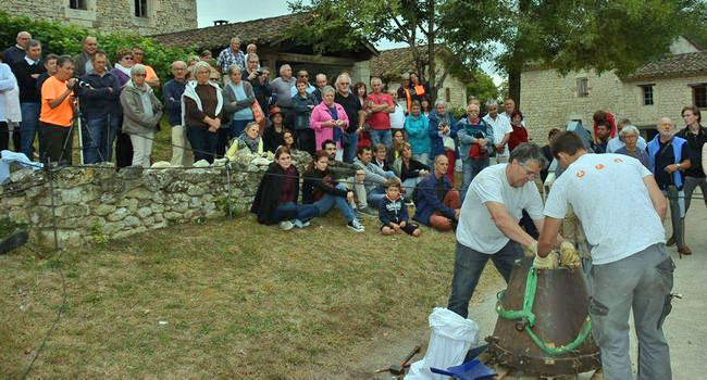 Le 1er Campaniste du Sud-Ouest démoule un nouvel airain sur le site du hameau de Gandoulès - commune de Monptezat de Quercy.

