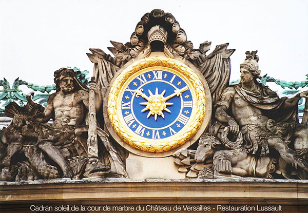 Cadran soleil de la cour de marbre du Chateau de Versailles